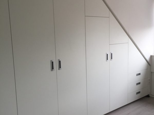 Project Bilthoven ” Kledingkast onder schuine kap “
